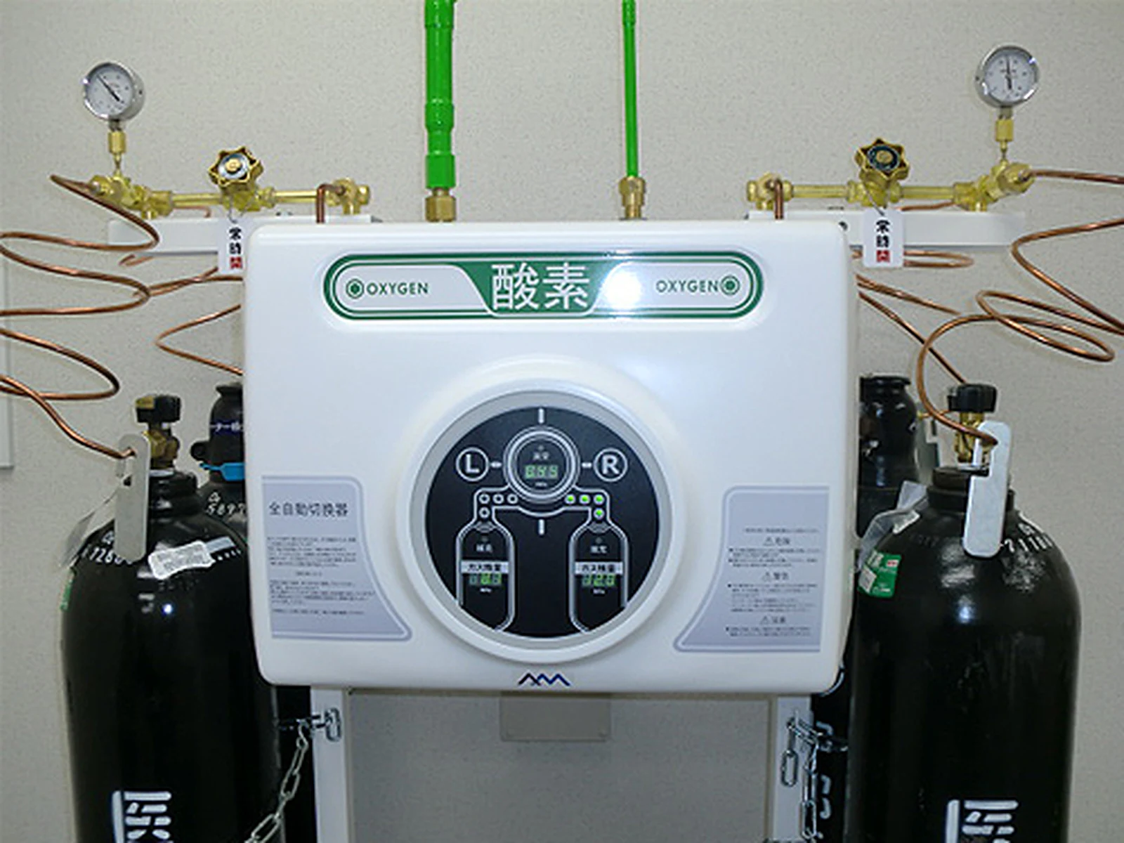 医療ガス供給源設備(酸素自動切換器)の設置例